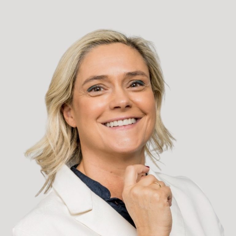 Laura Piñeiro Psicóloga Experta en psicoterapia familiar y apego, adicciones y Trastorno conducta alimentaria.